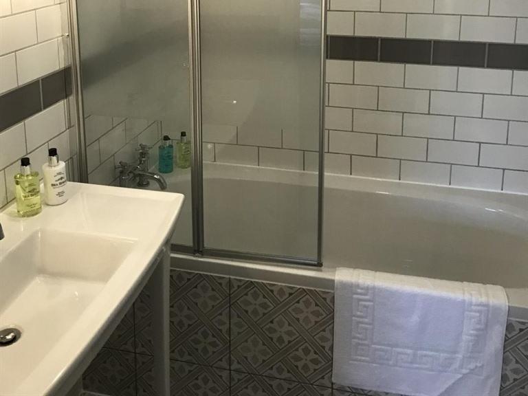 Hotel No.16 Seaham Esterno foto A shower enclosure with a sliding door