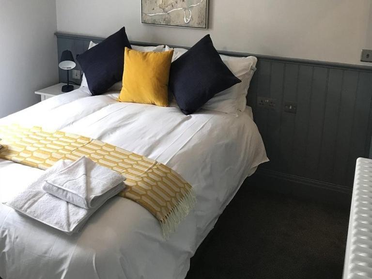 Hotel No.16 Seaham Camera foto A bed with a throw