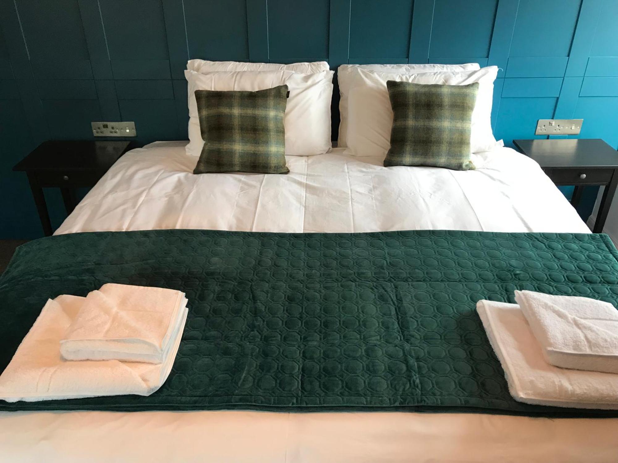 Hotel No.16 Seaham Camera foto A bed with a bed runner